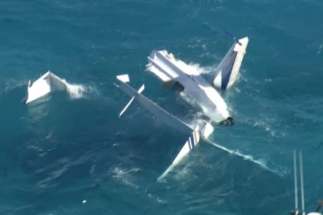 கடலில் விழுந்த விமானம்; உள்ளே இருந்தவர்களின் நிலை என்ன? - வைரலாகும் வீடியோ