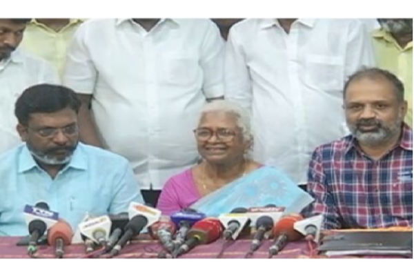 தாயார் அற்புதம்மாளுடன் விசிக தலைவர் திருமாவளவனை நேரில் சந்தித்தார் பேரறிவாளன்! | Perarivalan Along With Mother Meets Thirumavalavan