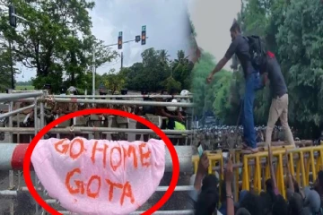 'ஹொரு கோ கம' வில் உள்ளாடைப் போராட்டம் (photos)