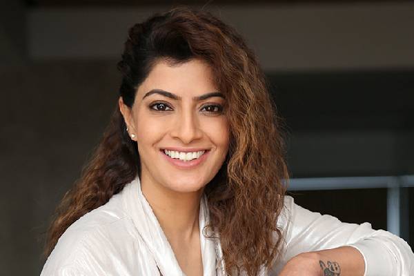 திருமண நாளுக்கு இப்படியொரு பரிசா? வரலட்சுமிக்கு சர்ப்ரைஸ் கொடுத்த கணவர் நிக்கோலாய்! | Actress Varalakshmi First Marriage Anniversary