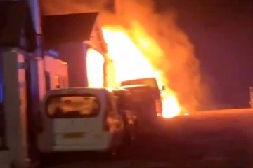 இங்கிலாந்து பள்ளிவாசல் தீக்கிரை