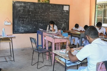 අද පාසල් දෙවන අදියරය ආරම්භ වීමත් සමඟ, පාසලක ගුරුවරුන් ඉගැන්වීම් කටයුතු වලින් ඉවත් වෙයි