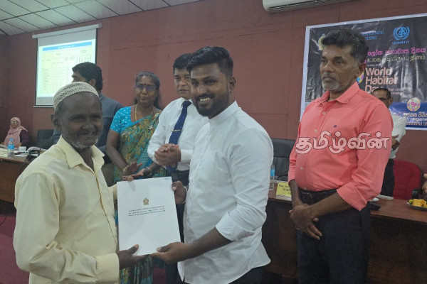 வீடற்ற நபர்களுக்கு வீடு வழங்கப்பட்டதற்கான சான்றிதழ்கள் வழங்கும் நிகழ்வு | Ceremony Present Certificates Housing Homeless