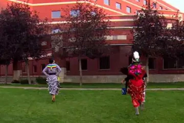 கொரோனாவால் மருத்துவமனையில் அனுமதிக்கப்பட்டுள்ள பாட்டிக்காக மருத்துவமனை முன் இளம்பெண் செய்யும் வித்தியாசமான செயல்: வெளியாகியுள்ள வீடியோ