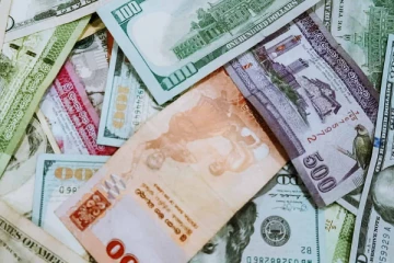 இன்று  மேலும் வீழ்ச்சியடைந்த இலங்கை ரூபாய்; டொலரின் பெறுமதி 300 ஐ தாண்டியது !