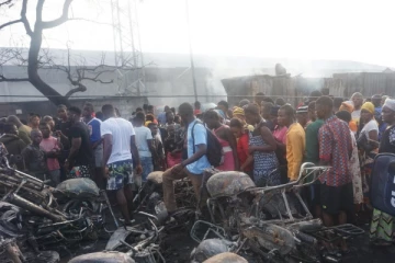 சீய்ரா லியோனில் பெற்றோல் களஞ்சிய தீப்பரவல் : 90க்கும் மேற்பட்டவா்கள் பலி