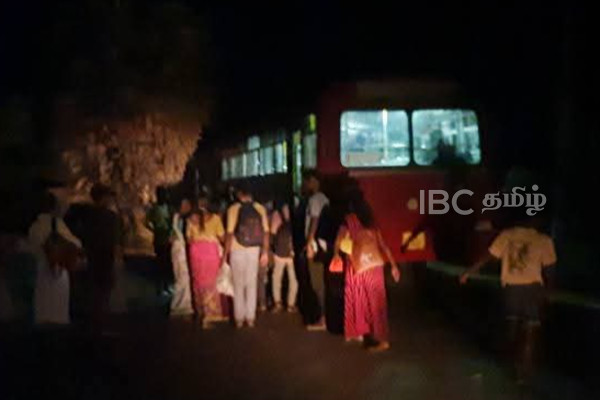 பழுதடைந்த அரச பேருந்தை தள்ளித்திரியும் மக்கள் - வடமராட்சி மக்கள் விசனம் | Viral Video Shows People Pushing A Government Bus