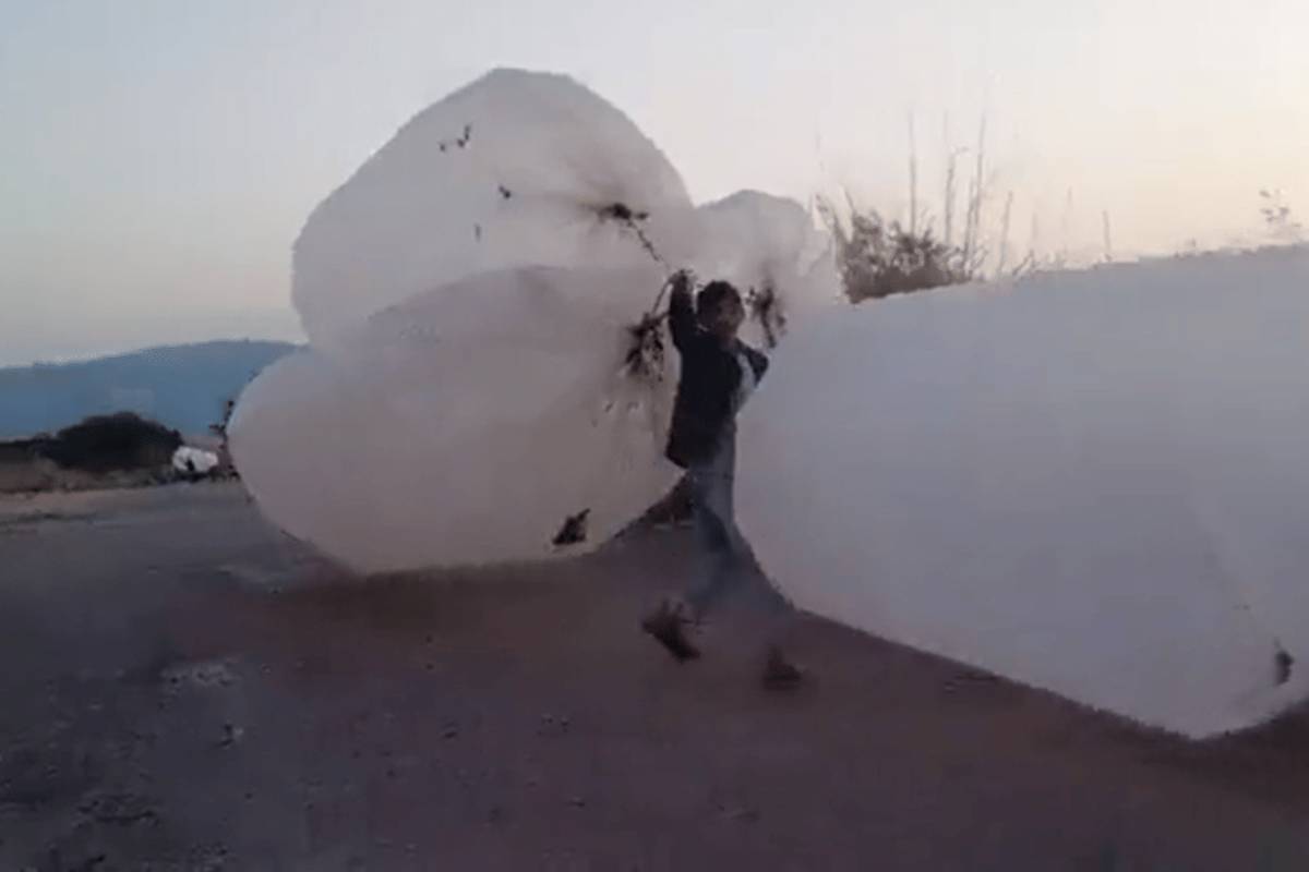 எரிபொருள் தட்டுப்பாட்டால் பலூன்களில் சமையல் எரிவாயுவை வாங்கி செல்லும் மக்கள் | Pakistanis Fill Cooking Gas In Plastic Balloons