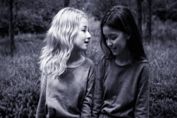 படத்தில் இரண்டு பெண்களை தவிர மூன்றாவது முகத்தை கண்டுபிடிக்க முடியுமா? | Can You Spot Hidden Third Face In The Image