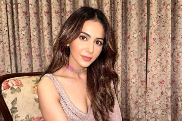 சேலையிலும் கவர்ச்சி காட்டும் ரகுல் ப்ரீத்.. லேட்டஸ்ட் புகைப்படங்கள்