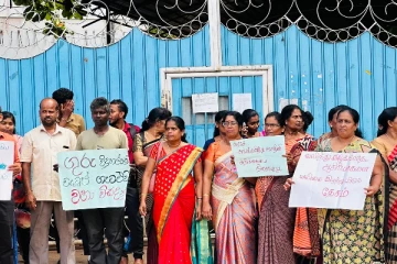 வவுனியாவில் அதிபர் ஆசிரியர்களுடன் இணைந்து ஆர்ப்பாட்டத்தில் ஈடுபட்ட பெற்றாேர்