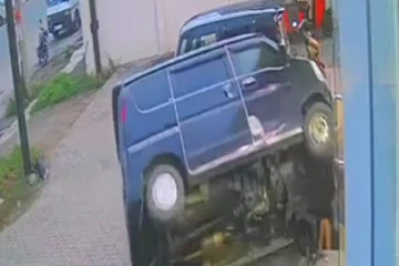 කුඩා දරුවකු යට කෙරූ ඇග හිරිවට්ටන බිහිසුණු අනතුර - සංවේදී දර්ශන සහිතයි...(CCTV VIDEO)