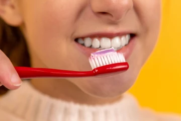 உங்கள் பற்களை பளீச் என மாற்ற வேண்டுமா? இதோ சில சில டிப்ஸ்!