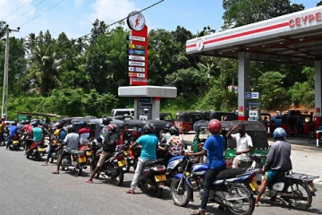 பெட்ரோல் வரிசையில் காத்திருந்த குடும்பஸ்தர் லொறி மோதி மரணம்