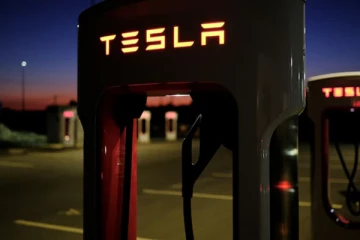 பிரான்சில் திடீரென தீப்பற்றி எரிந்த டெஸ்லா கார்: நான்கு பேர் பலியான பரிதாபம்