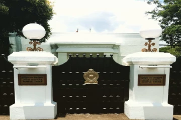 அலரி மாளிகையில் நடந்த விருந்து - மதுபான போத்தல்களை கொண்டு சென்ற அமைச்சர்