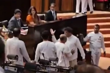 நாடாளுமன்றத்தில் அமளிதுமளி : சபை அமர்வுகளிலிருந்து இடைநிறுத்தப்பட்ட எதிரணி எம்.பி