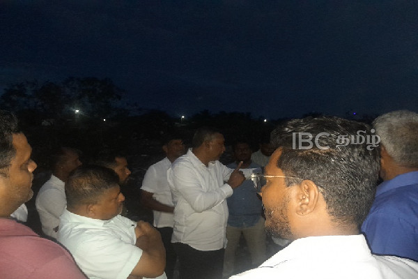 மன்னாரில் பற்றியெரியும் குப்பைமேடு : மக்கள் கடும் பாதிப்பு | Burning Garbage Dump In Mannar