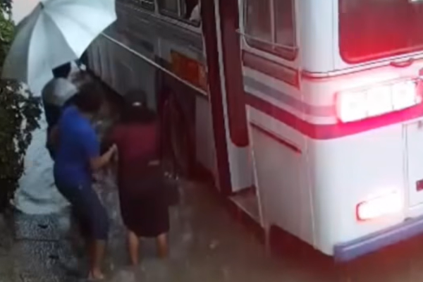 சாரதியின் கவனயீனம்! நூலிழையில் உயிர் தப்பிய பெண் பயணி | Female Passenger Survives By A Thread