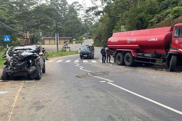 பௌசரும் மோட்டார் வாகனமும் நேருக்கு நேர் மோதி விபத்து | Bowser Collided Motor Vehicle Head On Accident