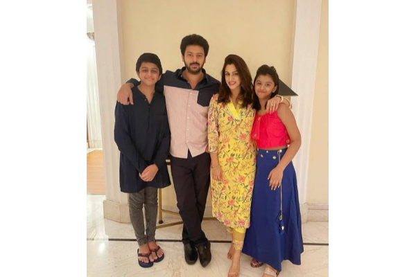 நடிகர் ஸ்ரீகாந்திற்கு இவ்வளவு பெரிய மகன்-மகள் இருக்கிறார்களா?- இதுவரை நாம் பார்த்திராத புகைப்படம் | Srikanth Family Pic Diwali Special