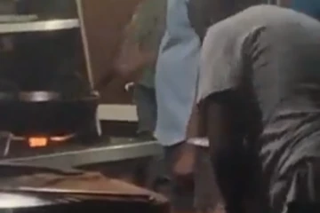 சமைக்கும் போது  சப்பாத்தியில் எச்சில் துப்பி அதிர்ச்சியை ஏற்படுத்திய சமையல்காரர்! லீக்கான வீடியோவால் பதறி போன நெட்டிசன்கள்