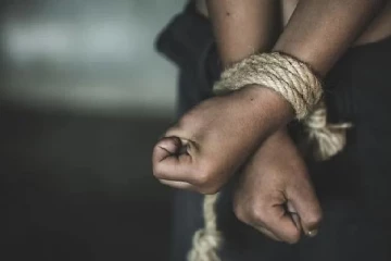 பாடசாலை மாணவனை கடத்திச் சென்று மரத்தில் கட்டிவைத்து தாக்கிய நபர்