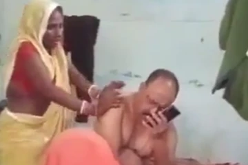 புகார் கொடுக்க வந்த பெண்ணை பிடித்து போலிஸ் செய்த மோசமான காரியம்... வைரலாகும் அதிர்ச்சி வீடியோ