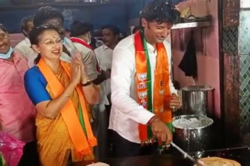 கொத்து தோசைப் போட்ட பாஜக வேட்பாளர்