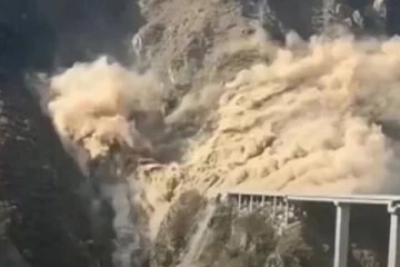 சீனாவில் புதிதாக கட்டப்பட்ட பிரம்மாண்ட பாலம்: இடிந்து விழுந்த பரபரப்பு காட்சிகள்