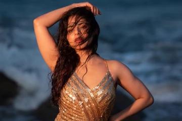 நடிகை ஐஸ்வர்யா மேனனின் மயக்கும் கடற்கரை போட்டோஷூட்..