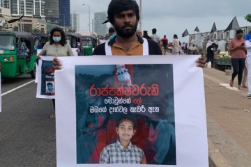 இறுதிப் போரில் படுகொலை செய்யப்பட்ட இசைப்பிரியாவின் உருவப்படம் காலி முகத்திடல் போராட்ட களத்தில்