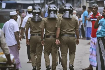 40 பவுண் நகைகள், 15 இலட்சம் ரூபாய் கொள்ளை; வட்டிக்கு விடுபவரிடம் கைவரிசை காட்டிய பொலிஸார்!