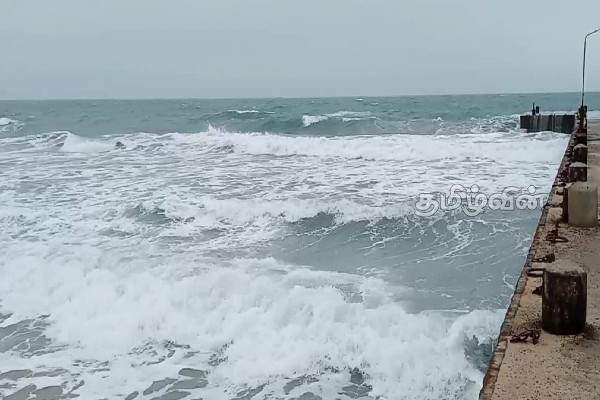 மன்னார் வளைகுடா கடல் பகுதியில் சூறை காற்றுடன் கடல் சீற்றம்: போக்குவரத்து அபாயம்(Photo) | Seas With Stormy Winds In Pak Jala Sandhi