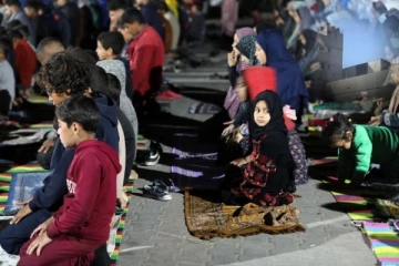 கடவுளே, இந்த போரை நிறுத்து.! ரமழான் தொழுகையில் காசா மக்கள் : மனதை உருக்கும் காட்சிகள்