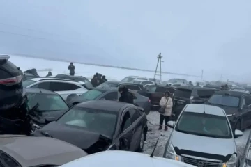 திடீரென ஏற்பட்ட பனிப்புயலால் 100 வாகனங்கள் விபத்து