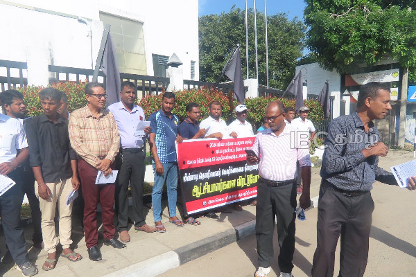 கல்முனையில் மின்சார சபை ஊழியர்களால் முன்னெடுக்கப்பட்ட கவனயீர்ப்பு ஆர்ப்பாட்டம் | Electricity Board Employees Protest In Kalmunai கல்முனையில் மின்சார சபை ஊழியர்களால் முன்னெடுக்கப்பட்ட கவனயீர்ப்பு ஆர்ப்பாட்டம் | Electricity Board Employees Protest In Kalmunai