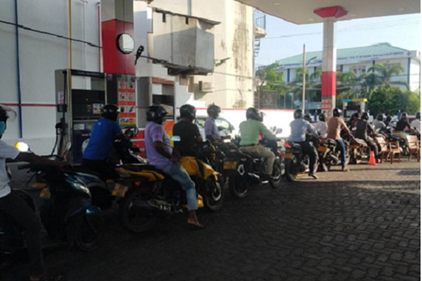 எரிபொருள் விலையை குறைப்போம்- வரிசை யுகத்தை ஒழிப்போம்; மக்கள் பொறுமை காக்க வேண்டும்! - ஐபிசி தமிழ்