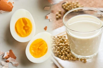 தப்பி தவறி கூட முட்டையுடன் இந்த உணவுகளை சேர்த்து சாப்பிடாதீங்க.. பல பிரச்சனையை சந்திக்க நேரிடுமாம்!