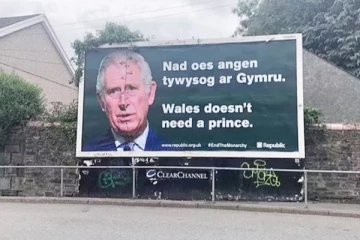 வேல்ஸில் ஒட்டப்பட்ட  பதாதைகளால்  பெரும் பரபரப்பு!