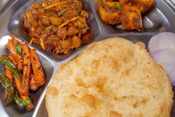 பூஸ்டர் டோஸ் செலுத்தினால் பூரி இலவசம் : சாலையோர வியாபாரியைப் பாராட்டிய பிரதமர் மோடி | Pm Modi Offers Chhole Bhature Booster Shot பூஸ்டர் டோஸ் செலுத்தினால் பூரி இலவசம் : சாலையோர வியாபாரியைப் பாராட்டிய பிரதமர் மோடி | Pm Modi Offers Chhole Bhature Booster Shot