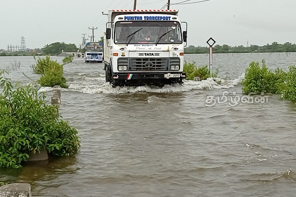 சீரற்ற காலநிலை:நாட்டில் பல பகுதிகள் பாதிப்பு (Photos) | Road Submerged Due To The Spread Of Flood Water