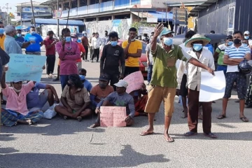 திருகோணமலையில் சிறுகடல் மீனவர்கள் ஆர்ப்பாட்டம்