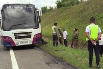 அதிவேக வீதியில் தீப்பற்றி எரிந்த பயணிகள் பேருந்து