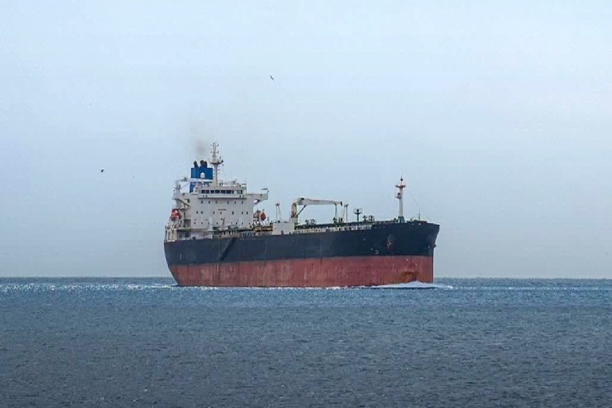 மீண்டும் பதற்றம் : ஈரான் ஓமான் கடற்பரப்பில் எண்ணெய் கப்பல் மீது தாக்குதல் | Tanker Fired On By 2 Iranian Gunboats