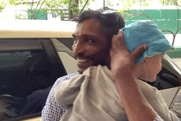 கட்டுநாயக்க விமான நிலையத்தில் நடந்த நெகிழ்ச்சியான செயல் | Flexible Act At The Katunayake Airport கட்டுநாயக்க விமான நிலையத்தில் நடந்த நெகிழ்ச்சியான செயல் | Flexible Act At The Katunayake Airport