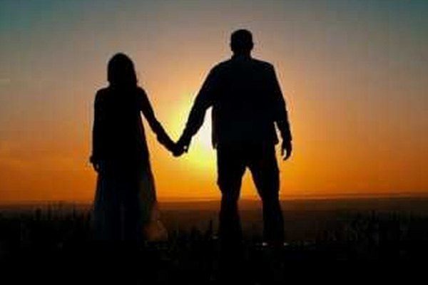 மூவருக்கு இடையில் தகராறு; காதலனின் கத்திக்குத்தில் காதலி படுகாயம் | Dispute Broke Girlfriend Injured Attack Boyfriend