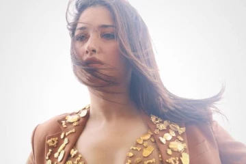 லுங்கி அணிந்து கவர்ச்சியில் வளம்வரும் நடிகை தமன்னா!! கலாய்த்து தள்ளும் ரசிகர்கள்..