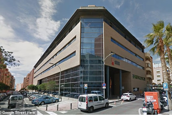 40 நிமிடங்களுக்கு முன்பே வேலைக்கு வந்த இளம்பெண்: வேலையை விட்டு நீக்கிய நிறுவனம் | Women Worker Fired For Arrive 40 Mins Early Office 40 நிமிடங்களுக்கு முன்பே வேலைக்கு வந்த இளம்பெண்: வேலையை விட்டு நீக்கிய நிறுவனம் | Women Worker Fired For Arrive 40 Mins Early Office