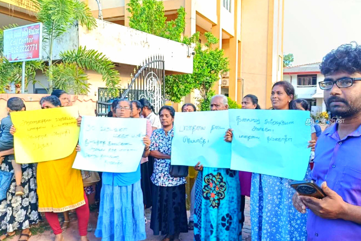 திருகோணமலையில் உள்வீதிகளைப் புனரமைப்பதற்கு அனுமதி வழங்குமாறு கோரி மக்கள் போராட்டம்! | People Protest In Trinco Renovation Internal Roads திருகோணமலையில் உள்வீதிகளைப் புனரமைப்பதற்கு அனுமதி வழங்குமாறு கோரி மக்கள் போராட்டம்! | People Protest In Trinco Renovation Internal Roads